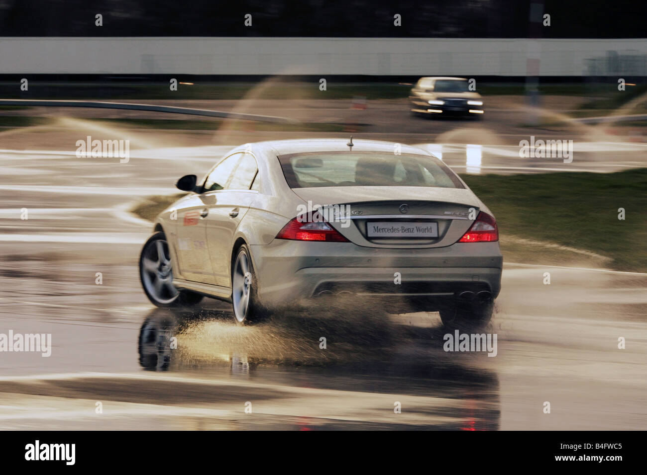 Eine leistungsfähige Mercedes-Wagen auf einer Kufe Pfanne bei Mercedes-Benz Welt in Surrey, Großbritannien Stockfoto