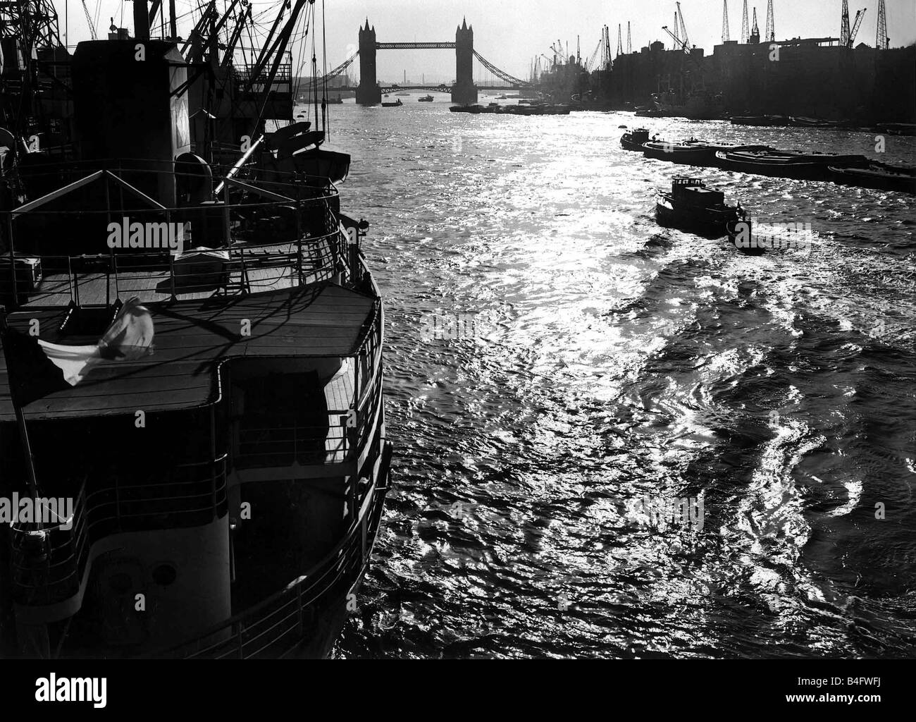 London Themse Ansichten April 1955 Pool of London Tower Bridge im Hintergrund Stockfoto