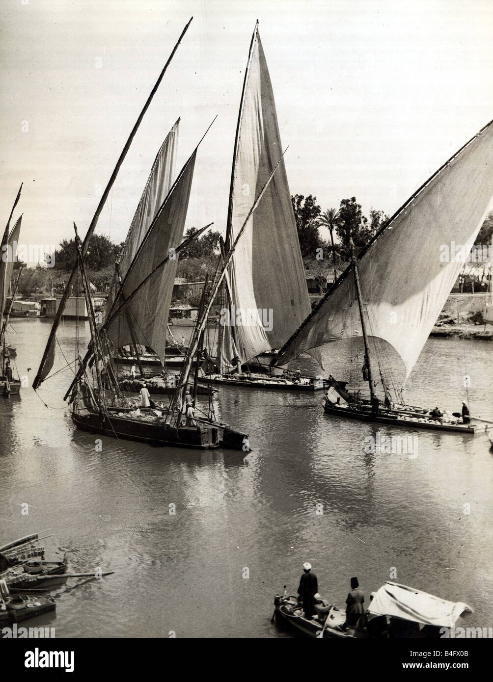 Segeln Boote mit Güter- und Personenverkehr entlang dem Fluss Nil Circa 1910 Stockfoto