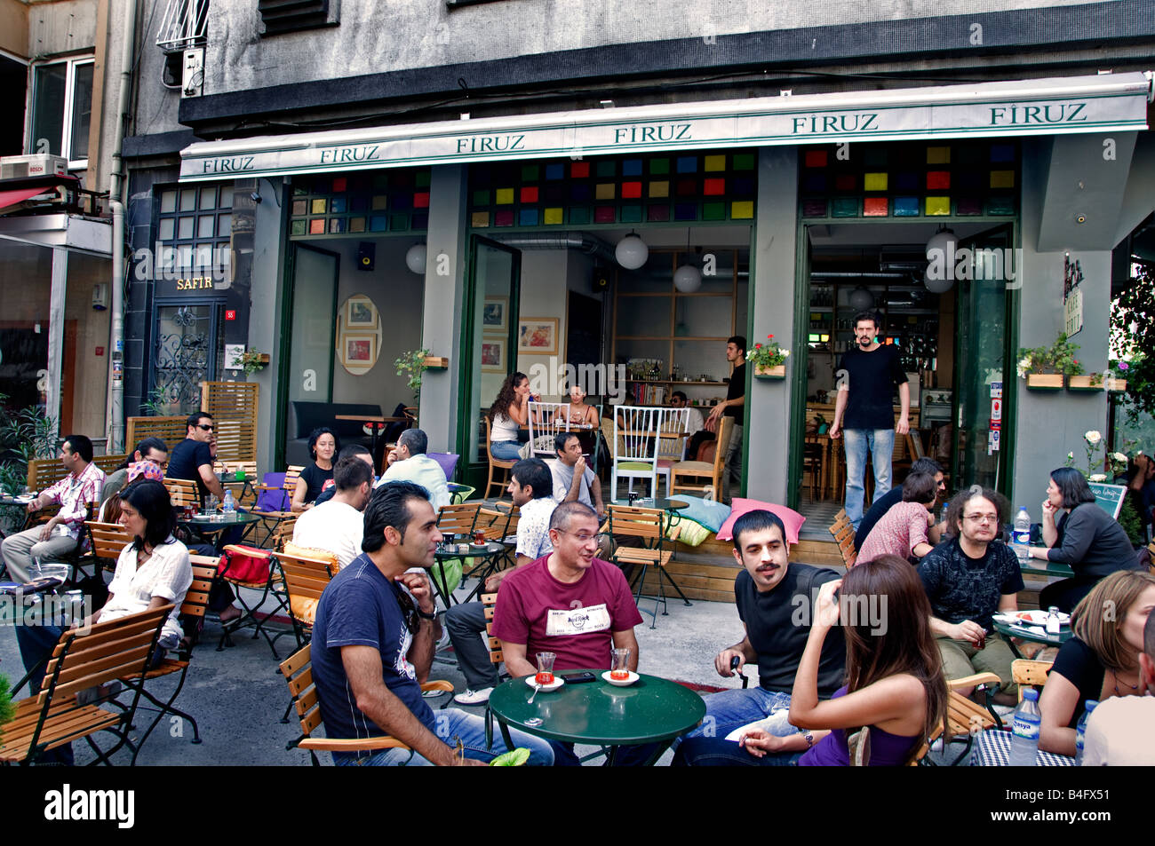 Universitätsviertel Studenten Istanbul Galatasaray Cukurcuma in der Nähe von Istiklal Caddesi Beyoglu einkaufen Straßenterrasse Bar Bistro Cafe Stockfoto