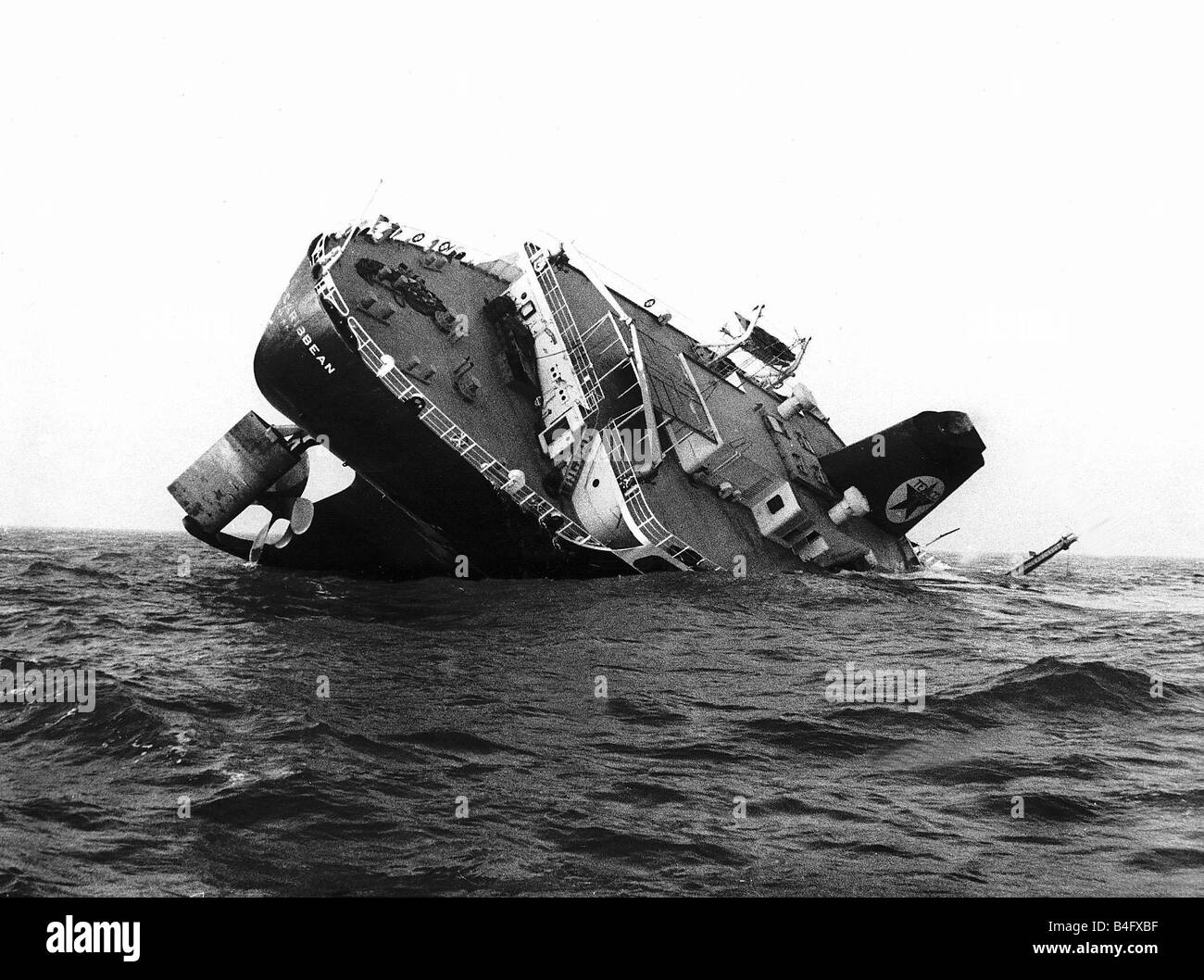 Die Texico Carribean Öltanker sinken, nachdem es durch einen anderen Tanker Paracas in dichtem Nebel Schneiden des Tankers in 2. Januar 1971 angeschlagen wurde Stockfoto