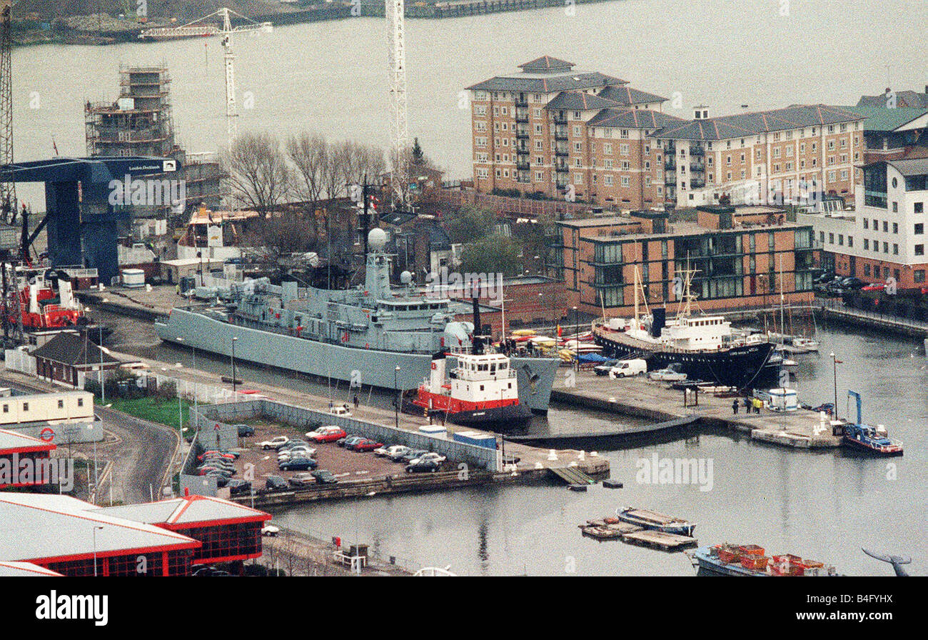 Eine Luftaufnahme zeigt Schiffe am Naval London Docklands Dezember 1997 Stockfoto