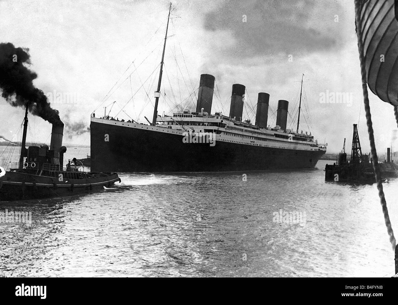 15. April 1912 der britischen Liner Titanic mit 2 224 Menschen drauf s transatlantischen Jungfernfahrt trifft südlich von Neufundland einen Eisberg und sinkt 1 53 sind verloren, für Mangel an genügend Rettungsboote zu diesem Tag bleibt die berüchtigsten Tragödie auf See die Katastrophe hervorgebracht hat, unzählige Bücher Artikel und unnötig mehr als ein paar Filme der bekanntesten sagen der James Cameron s Titanic war nicht unbedingt die beste, aber die erfolgreichsten des Genres Stockfoto