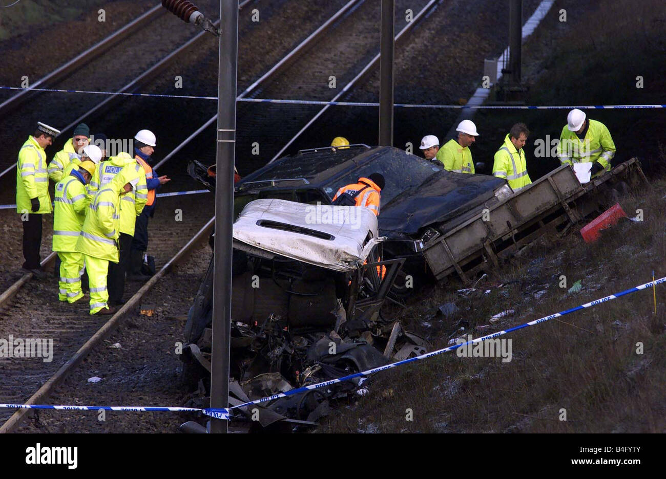 Unfall-Ermittler suchen durch Auto, das von der Brücke auf der Strecke Entgleisung der GNER Express bei Selby März 2001 fiel Stockfoto