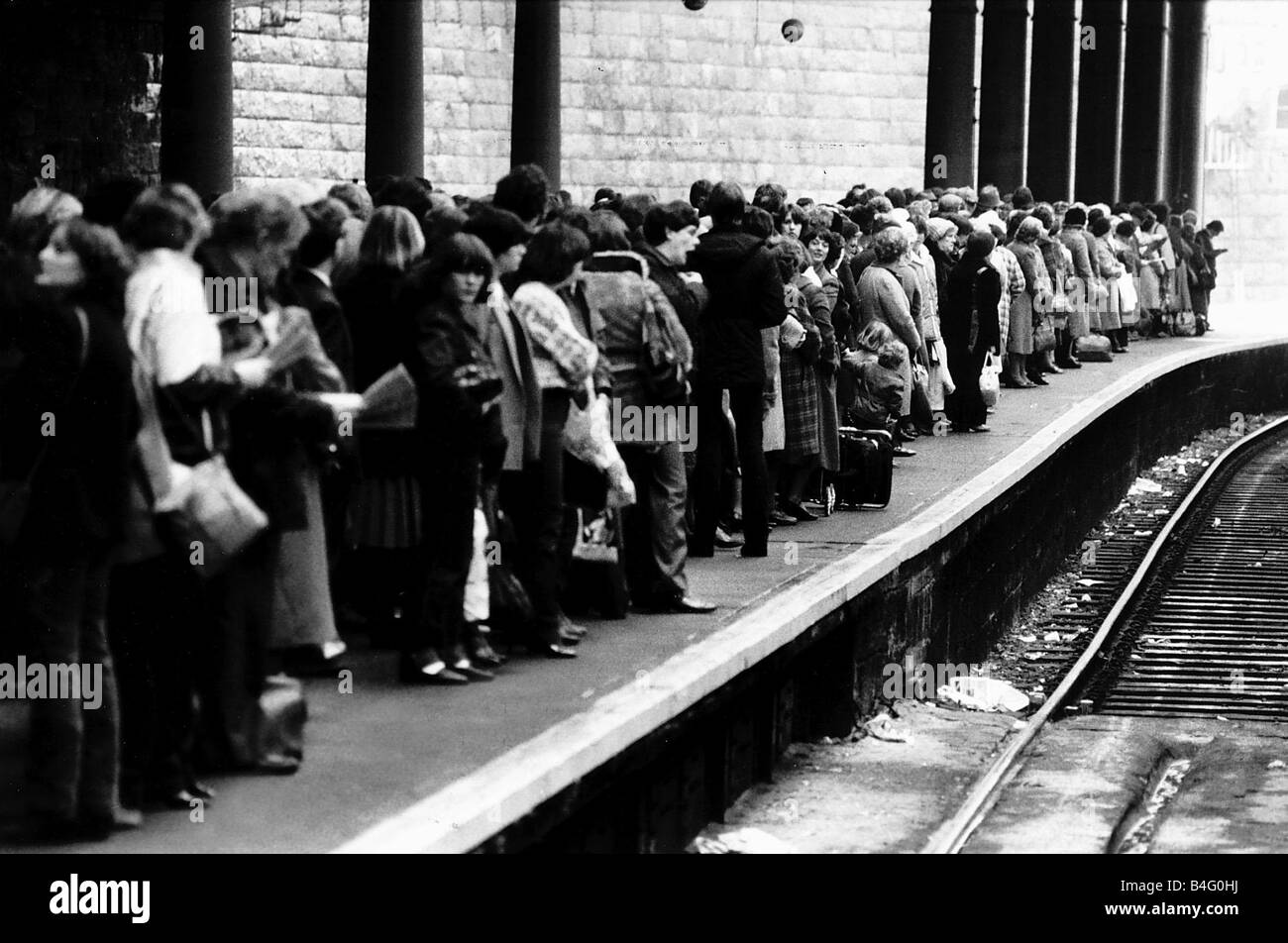 Transport Schiene Passagier Passagiere warten auf einen Zug an der Queen Street Station in Glasgow ca. 1980 Stockfoto