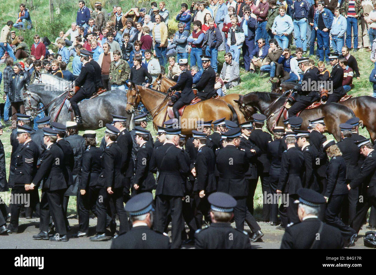 Polizistinnen und Polizisten auf den Straßen und auf Pferd zurück während die Miners Strike 1984 aufgereiht Stockfoto