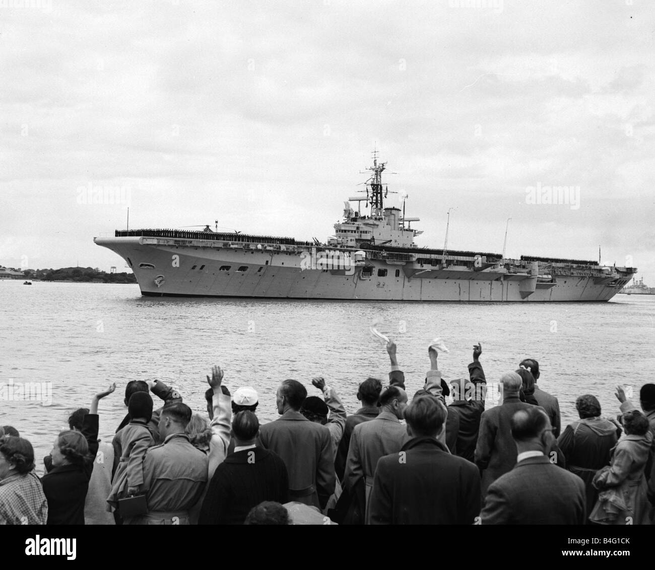 Suez Krise 1956 die Flugzeugträger HMS Theseus fährt für den Mittelmeerraum von Portsmouth Cheared auf von den Angehörigen der Soldaten und Matrosen Stockfoto