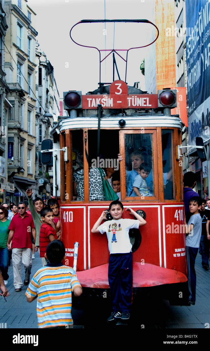 Istiklal Caddesi Beyoglu Istanbul jungen shopping street Viertel Straßenbahn Auto Straßenbahn Spur Straßenbahn Kind Kind Stockfoto