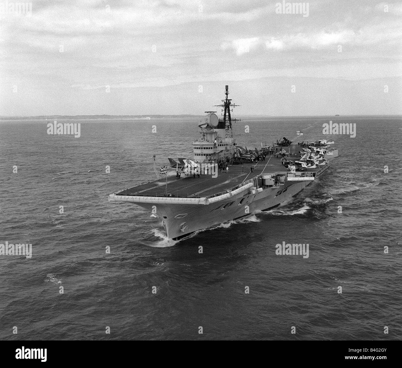 Royal Navy Flugzeugträger HMS Victorious dampft August 1959 durch den Solent mit Fleet Air Arm de Havilland Sea Venom und Supermarine Scimitar Flugzeuge auf dem Flugdeck Stockfoto