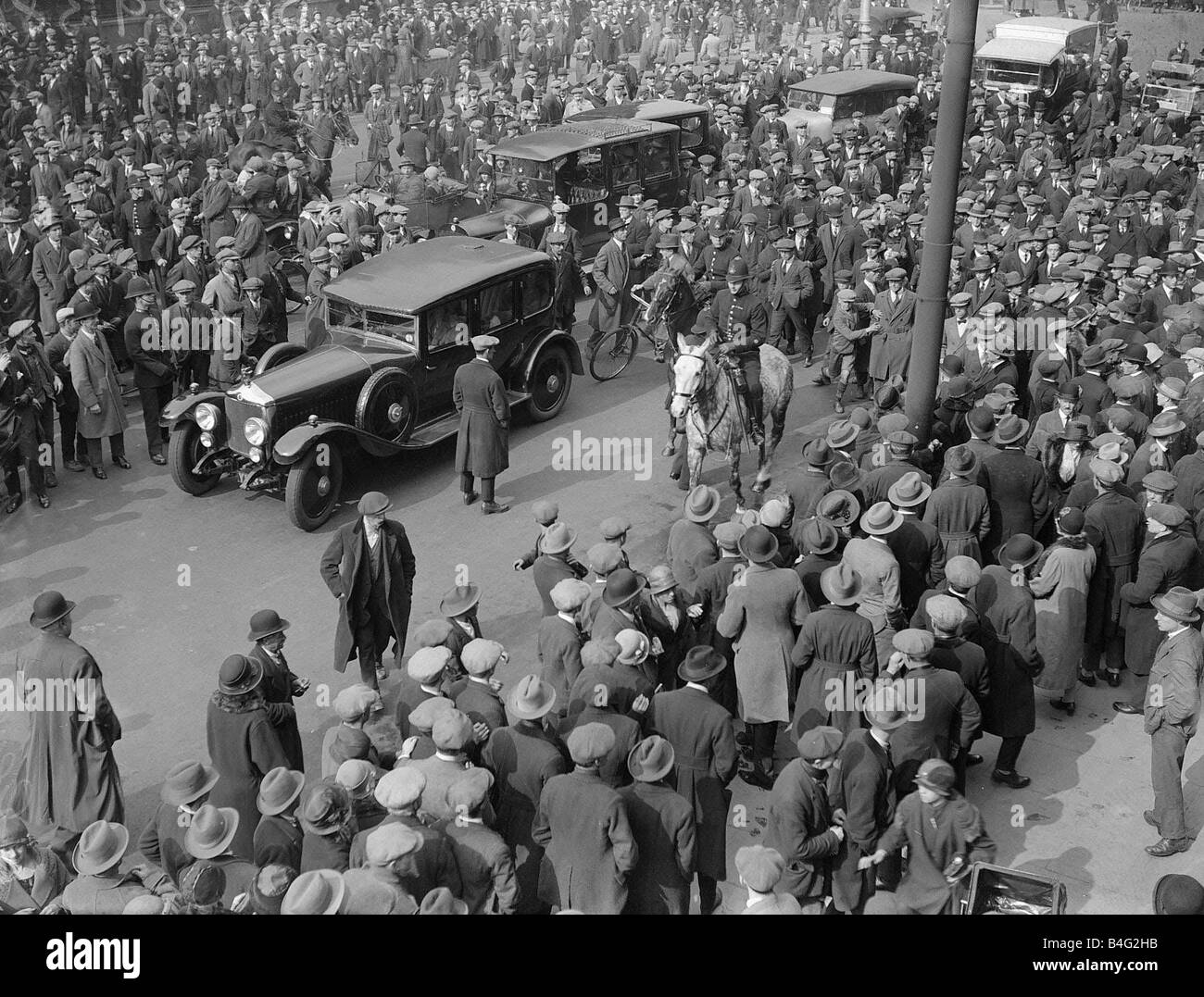 Kundenansturm auf den Straßen von London während des Generalstreiks von Mai 1926 Stockfoto