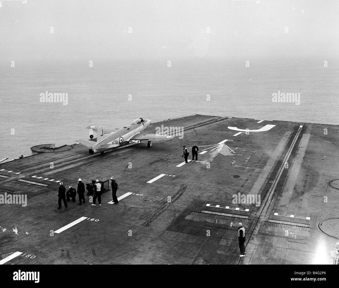 Royal Navy Flugzeugträger HMS Eagle März 1952 Schiffe Fleet Air Arm Supermarine Angreifer F1 Flugzeug startet mit Hilfe von Dampf-Katapult aus dem Flugdeck des Flugzeugträgers Stockfoto