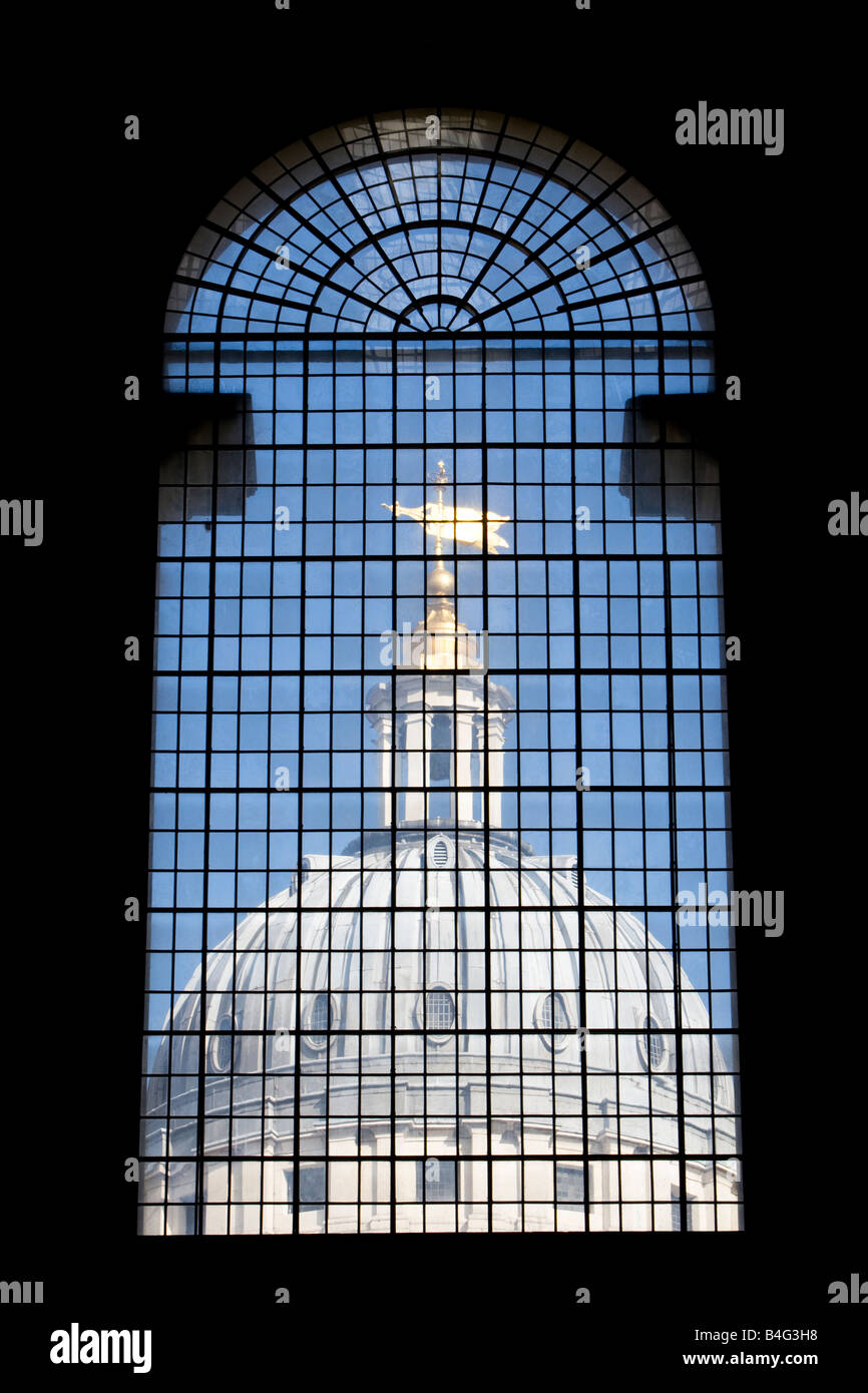 Blick auf die Kuppel der Kapelle aus dem Fenster der alten bemalten Halle an der Old Royal Naval College in Greenwich London Stockfoto