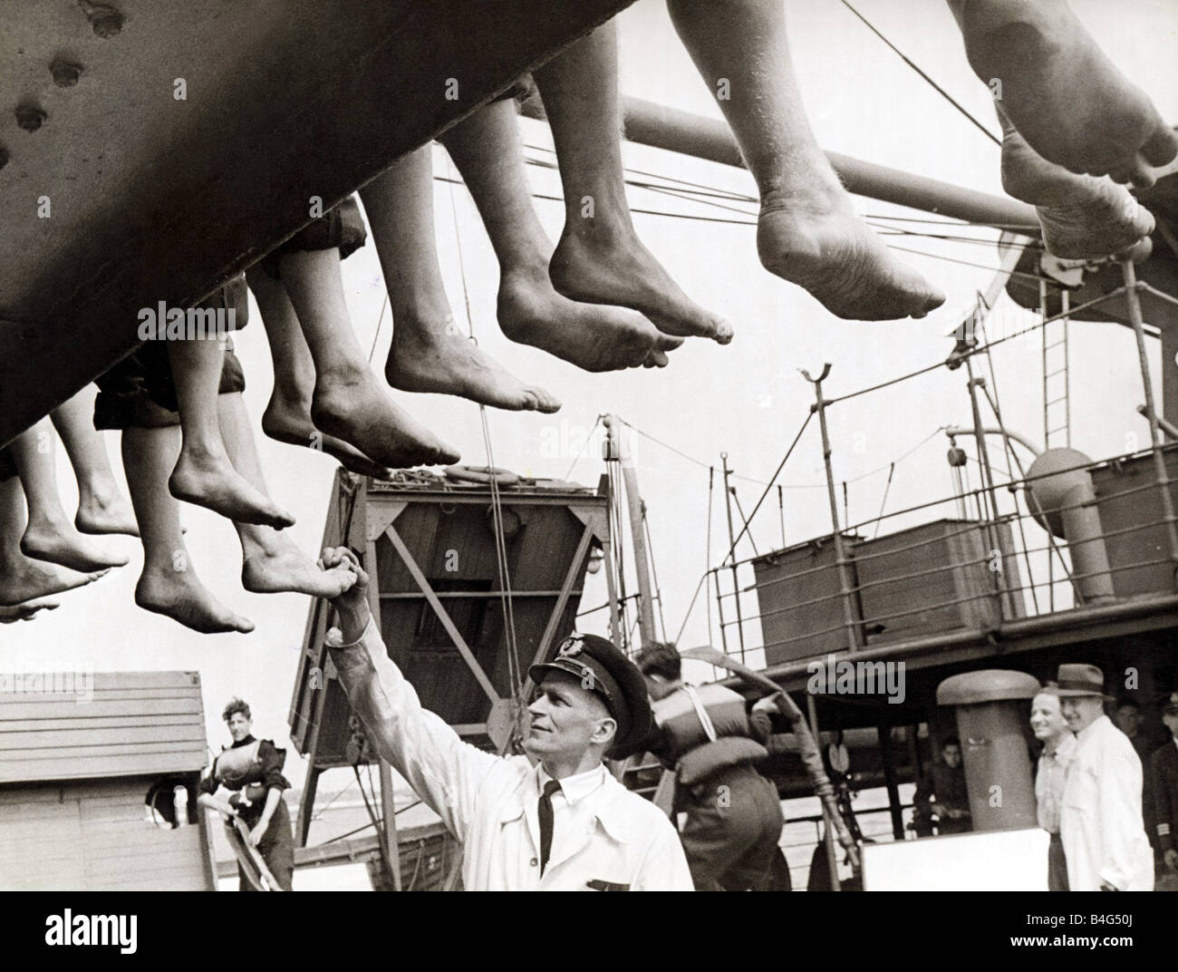 Handelsmarine Ausbildung Juni 1944 die Jungs haben ihre Füße inspiziert die Jungs stellen ihre best Foot forward Stockfoto