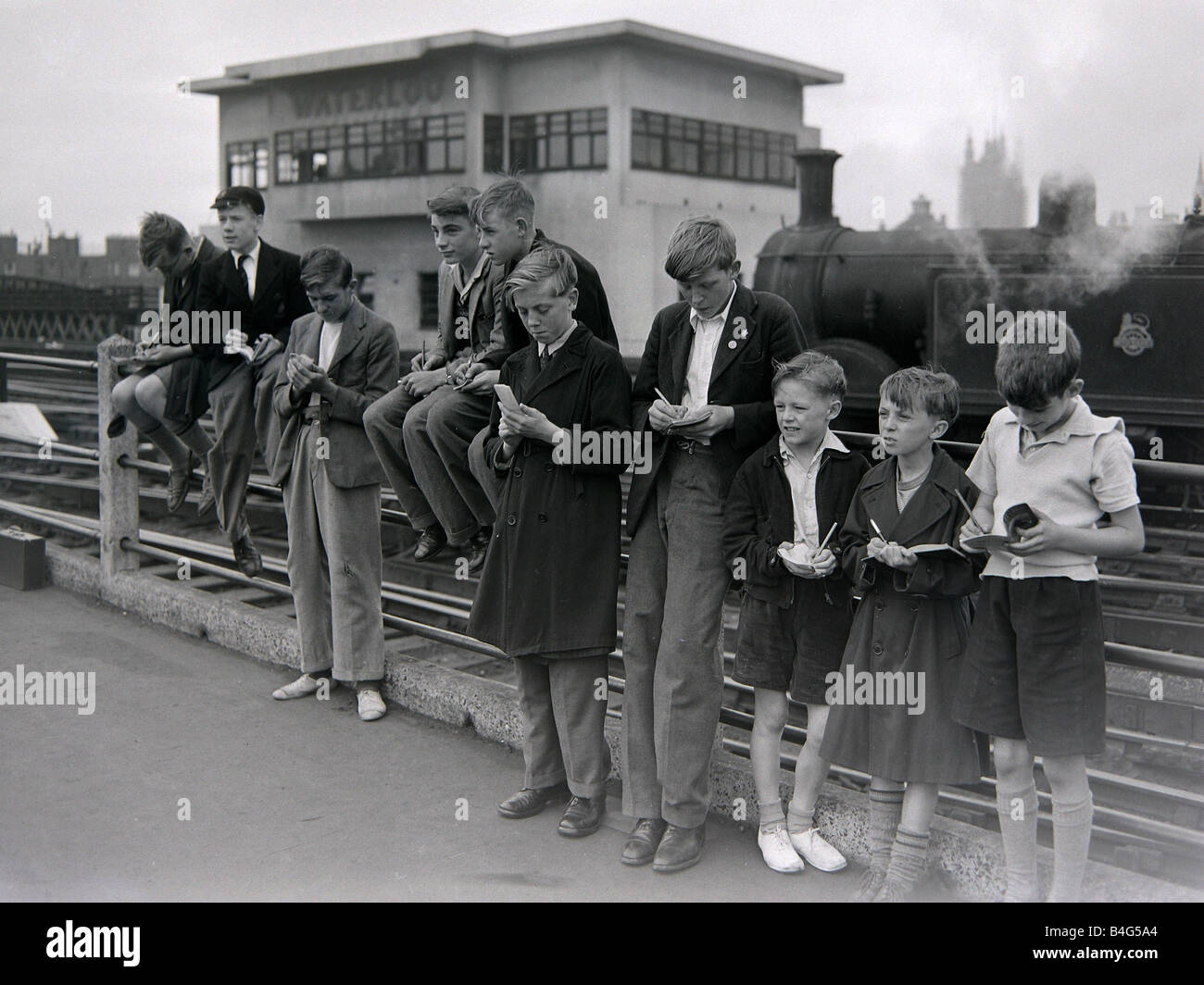 Eisenbahnfreunde versammeln sich am Ende der Plattform an der Waterloo Station August 1952 Stockfoto