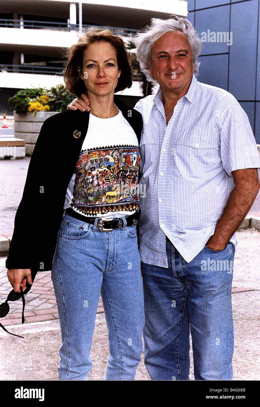 Regisseur Michael Winner mit Schauspielerin Freundin Jenny Seagrove am Flughafen Heathrow nach Jenny aus Los Angeles zurück Stockfoto