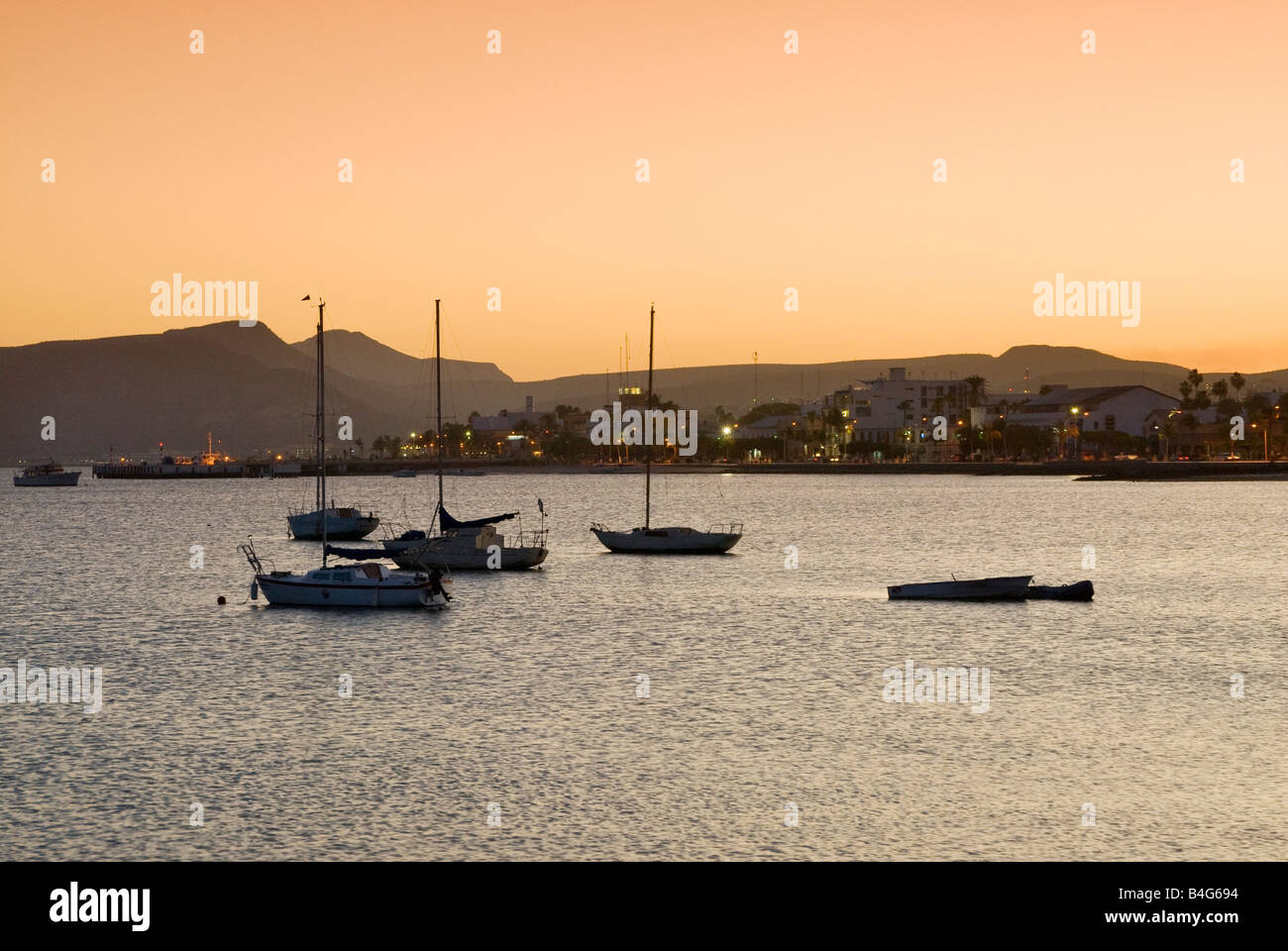 Boote im Bahia De La Paz bei Sonnenaufgang in La Paz, Baja California Sur, Mexiko Stockfoto