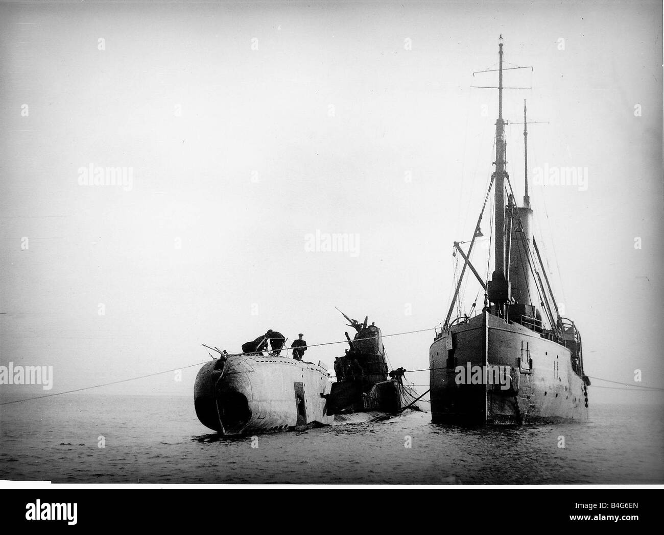 Das Wrack der HMS Thetis wird an der Seite der Erholung Schiff gefesselt Stockfoto