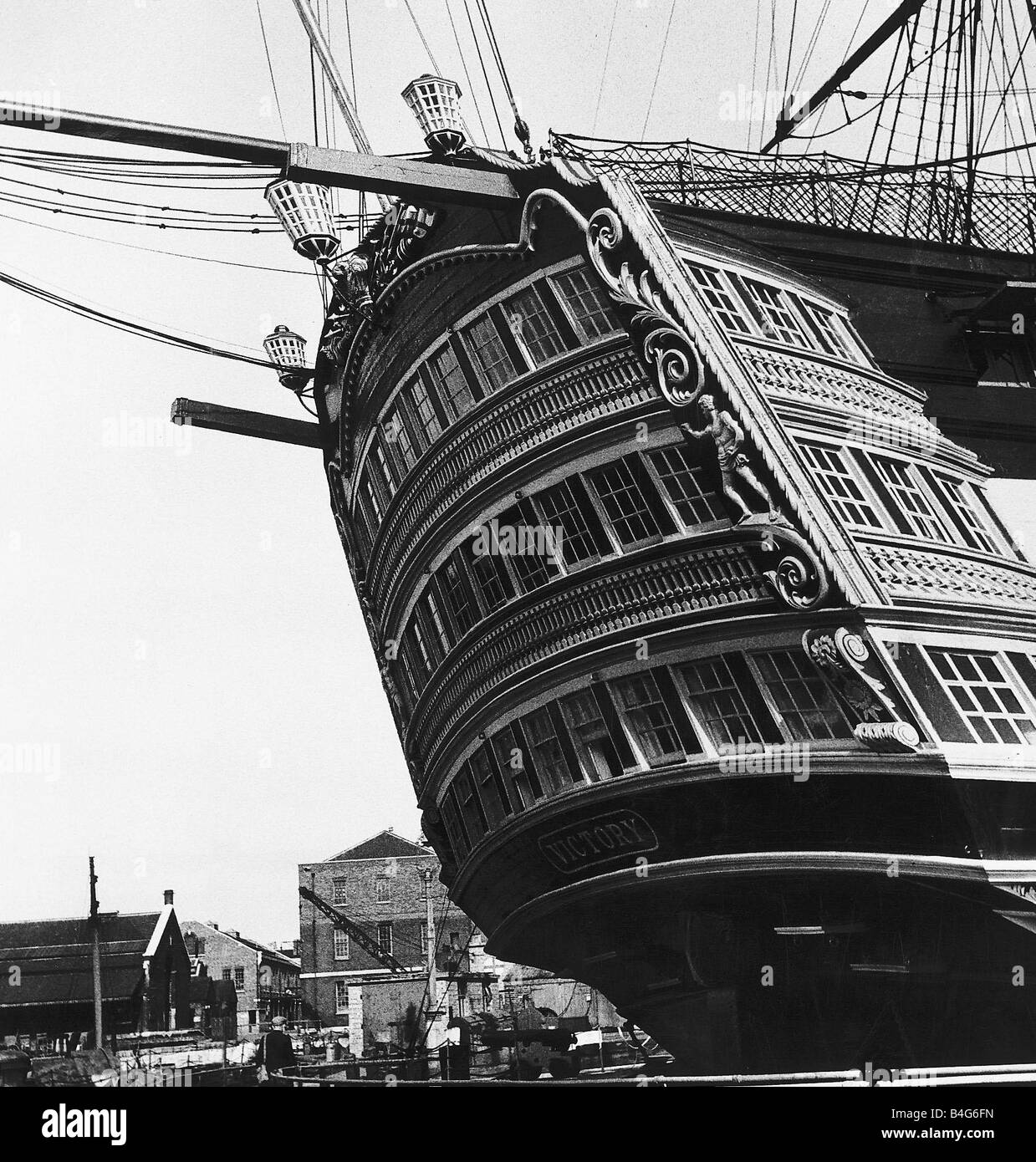 HMS Victory in der Schlacht von Trafalgar-Flaggschiff von Lord Nelson Nachkomme des spanischen Galeonen Burgen hoch dekorierte Heck der HMS Victory war einmal die Privatgemächer von Admiral Nelson und Kapitän Hardy ca. 1975 Stockfoto