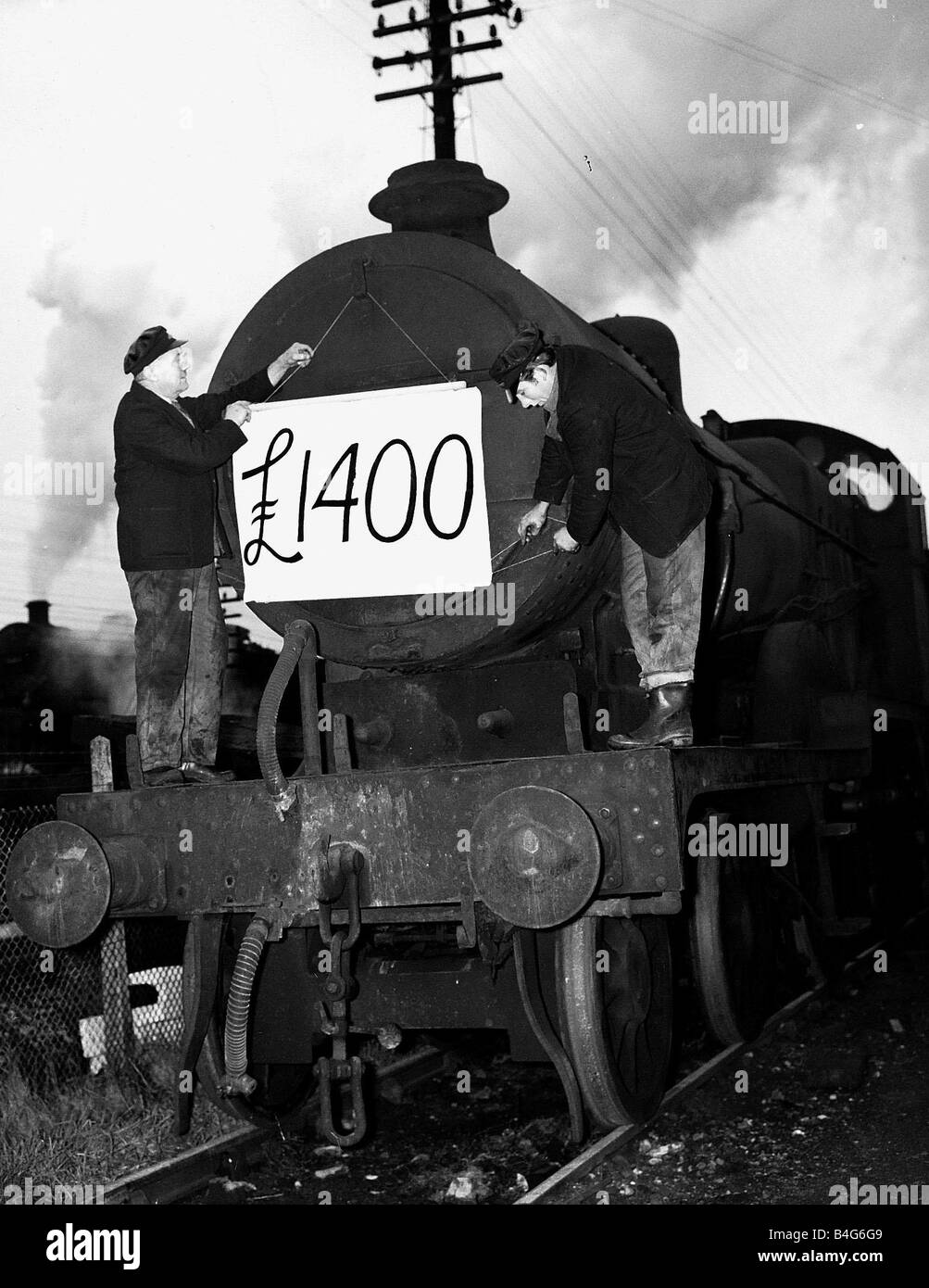 Wie British Railways zum Betrieb ihrer neuen Diesel bringen und elektrische Locomatives ersparen ein Gedanke für die alte Arbeitstiere des Netzes, dass diese alten Dampfmaschinen sind geben Sie als lose in einer Auktion in Kent wie ein Hunde-Haus, das diese Motoren sind verschrottet werden, wenn neue Besitzer Aren t gefunden Stockfoto Wie British Railways zum Betrieb ihrer neuen Diesel bringen und elektrische Locomatives ersparen ein Gedanke für die alte Arbeitstiere des Netzes, dass diese alten Dampfmaschinen sind geben Sie als lose in einer Auktion in Kent wie ein Hunde-Haus, das diese Motoren sind verschrottet werden, wenn neue Besitzer Aren t gefunden Stockfoto