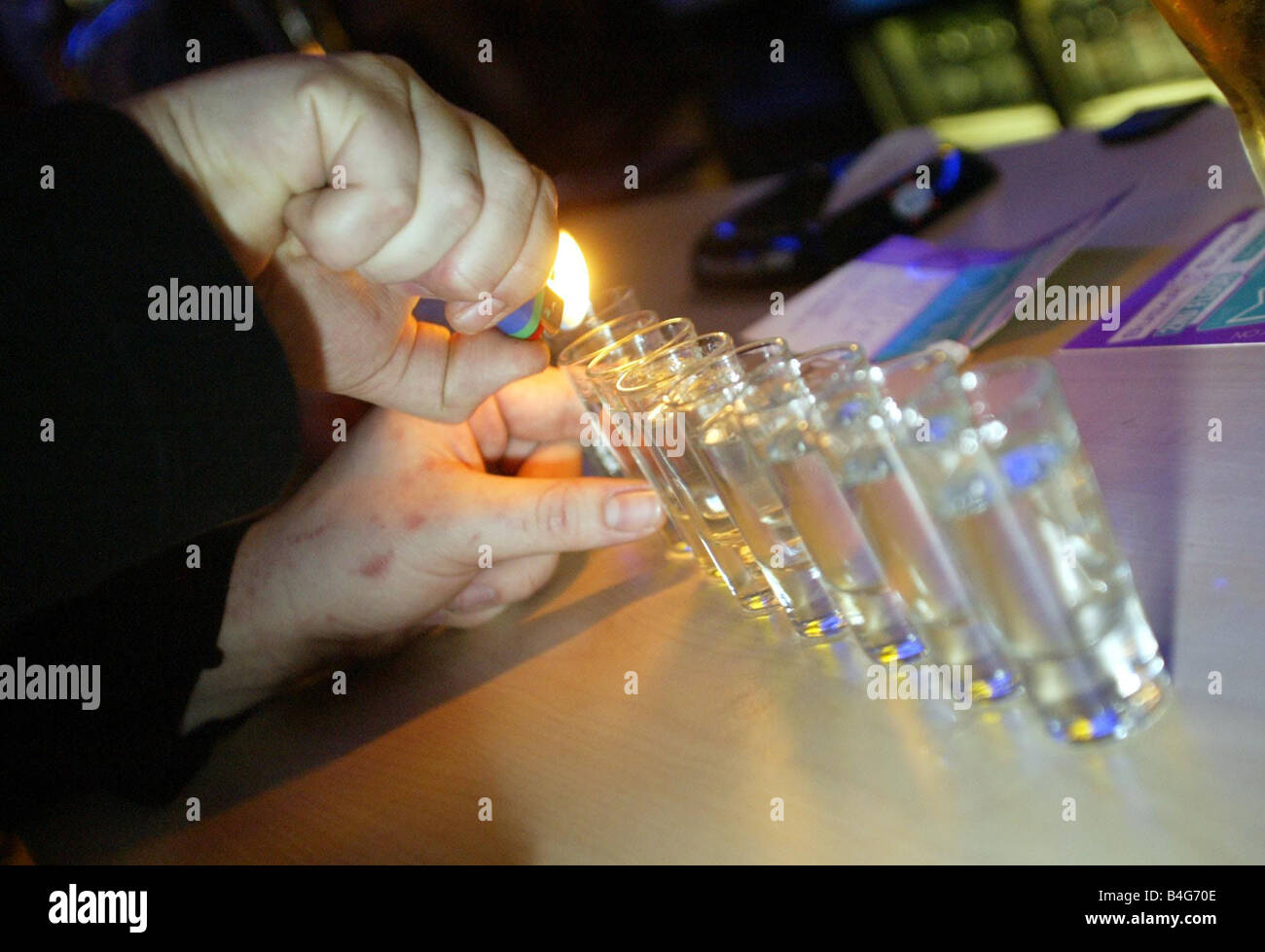 Der Barmann bereitet Aufnahmen von Spirituosen für einen jungen-Nacht in der Stadt Januar 2005 Stockfoto