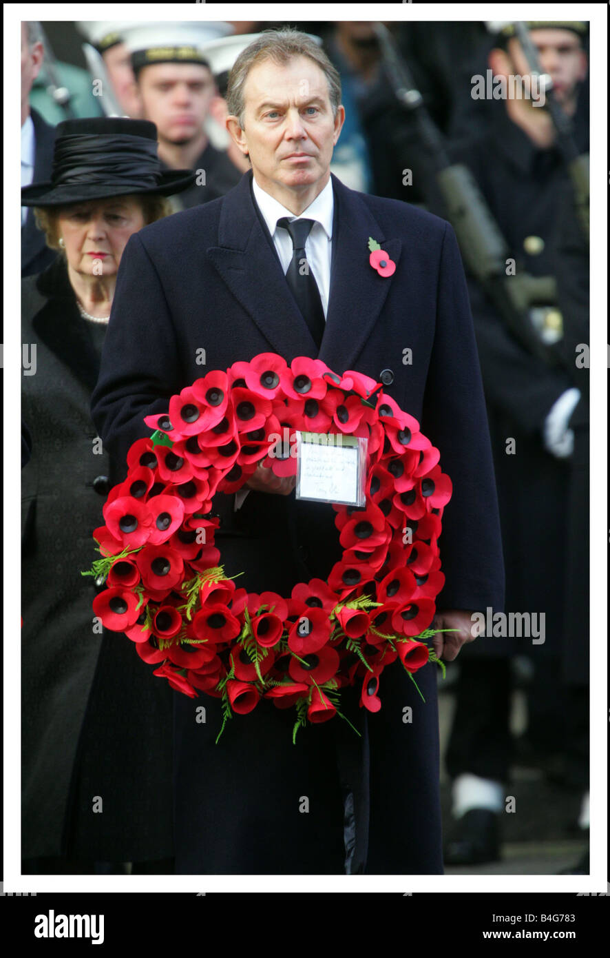 Die Königin führt die Nation in der Erinnerung zusammen mit anderen Mitgliedern der königlichen Familie führende Politiker und Veteranen während der Erinnerung Sonntag Service der Kenotaph Whithall unser Bild zeigt Premierminister Tony Blair bereitet einen Kranz auf dem Kenotaph in einem Akt des Gedenkens mit ehemaligen Premierminister Baroness Thatcher zu legen suchen auf November 2005 Stockfoto