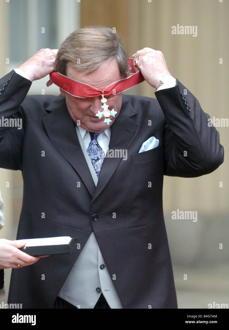 Terry Wogan gesehen hier im Buckingham Palace nach Erhalt seiner Ritterschaft von der Königin Stockfoto