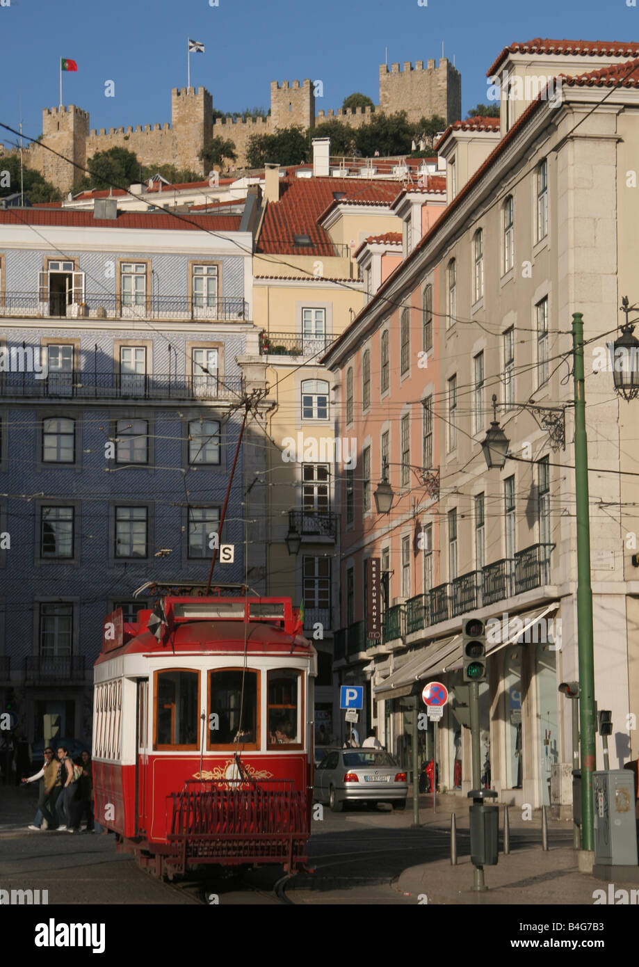 Touristische Straßenbahn am Praca da Figueira Stockfoto