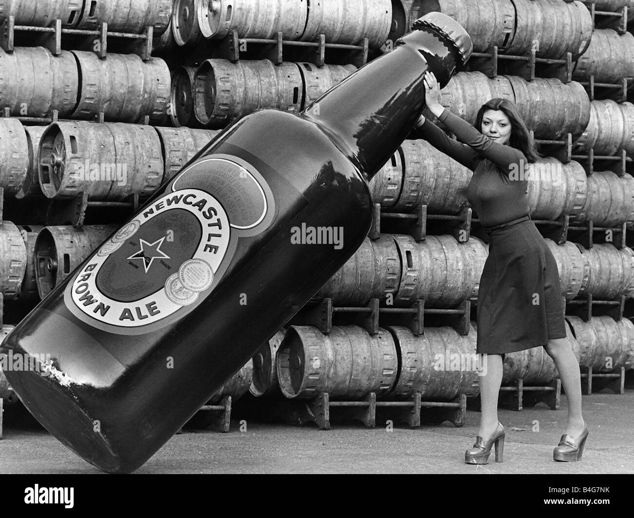 Janette Harper mit einer riesigen Newcastle Brown Ale Flasche 1977 Stockfoto