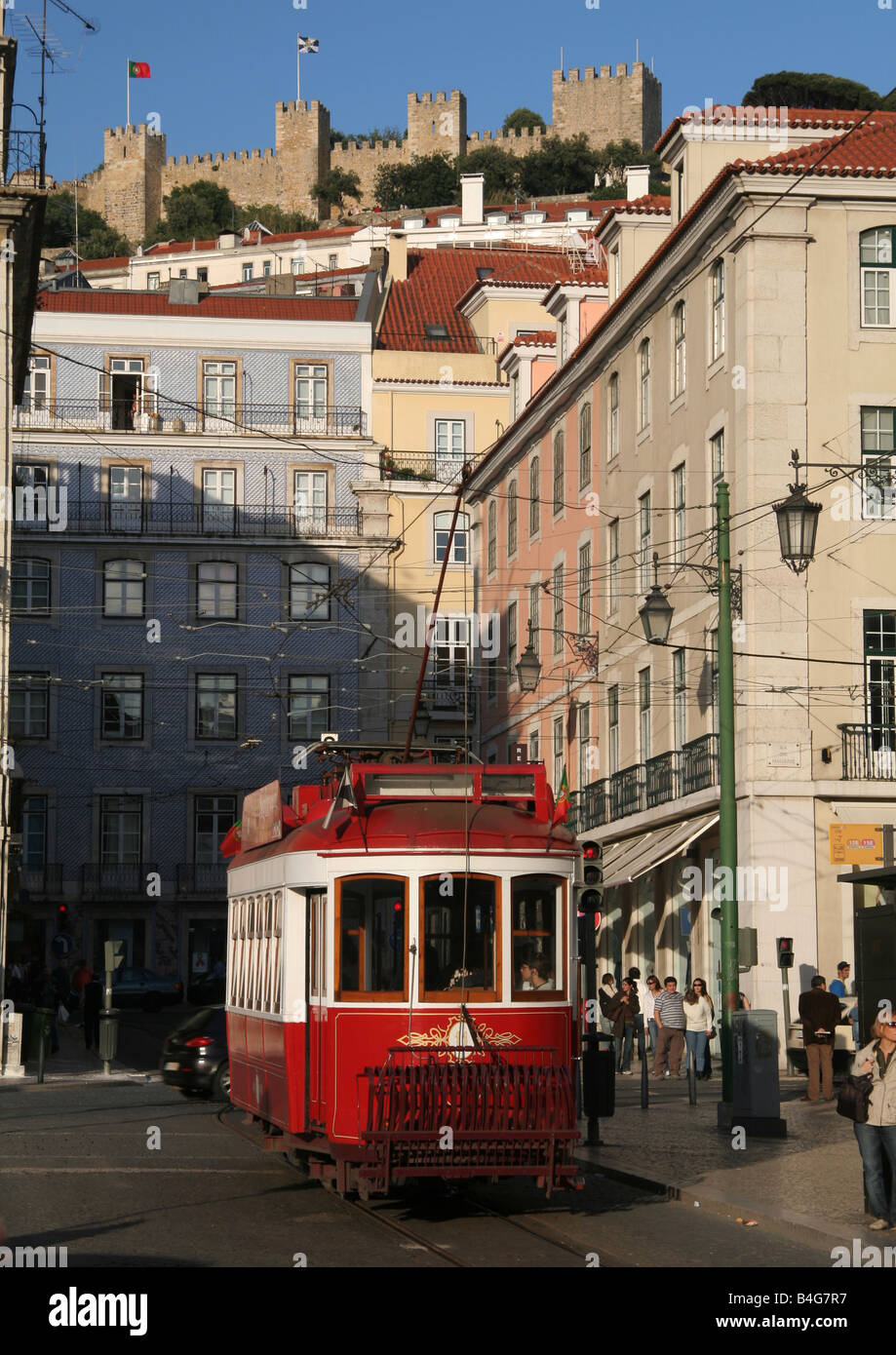 Touristische Straßenbahn am Praca da Figueira Stockfoto