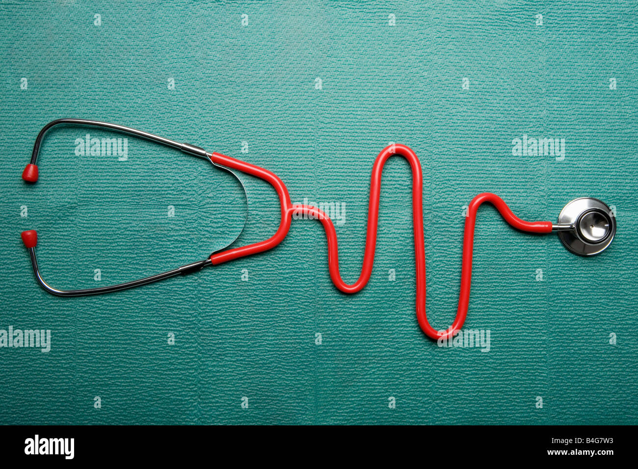 Ein Stethoskop in der Form eines normalen EKG-Graphen Stockfoto