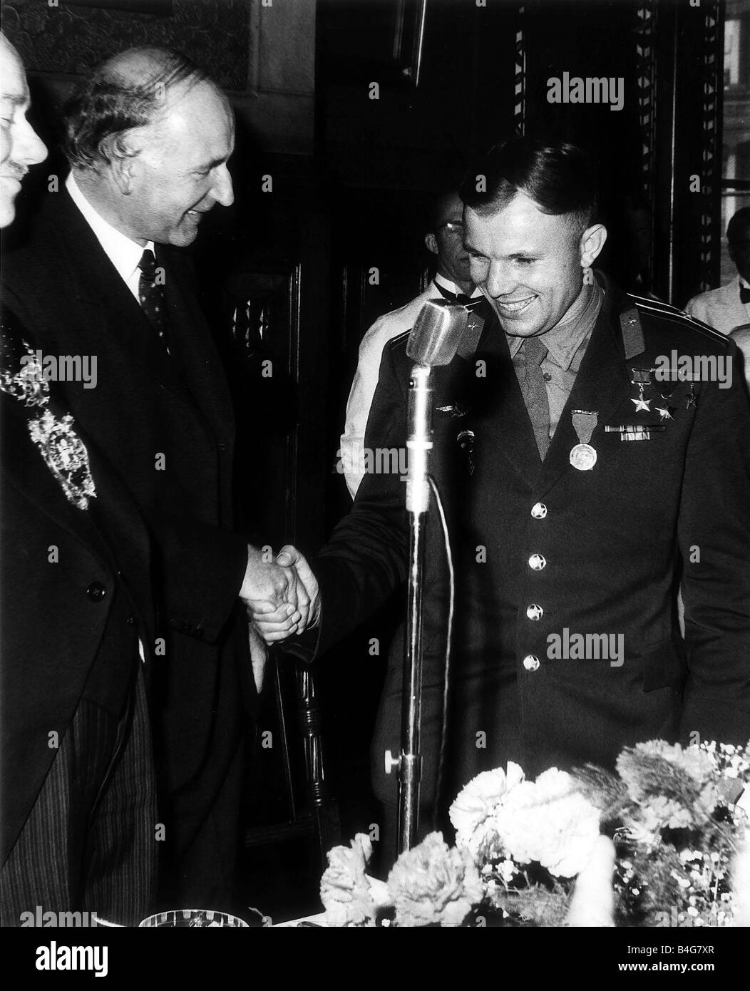 Russische Kosmonauten Yuri Alekseyevich Gagarin der erste Mensch im Weltall, die bei einem Flugzeugabsturz getötet im Alter von 34, geboren im Jahre 1934 bei einem Empfang im Rathaus von Manchester mit Professor Bernard Lovell hier gesehen Stockfoto