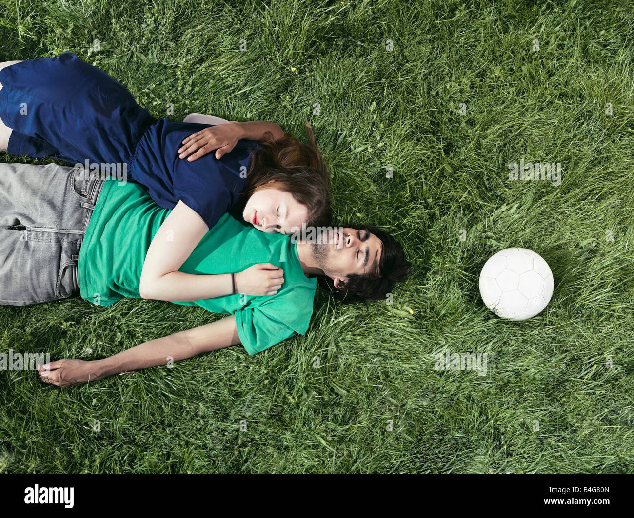 Ein junges Paar liegen auf dem Rasen schlafen Stockfoto