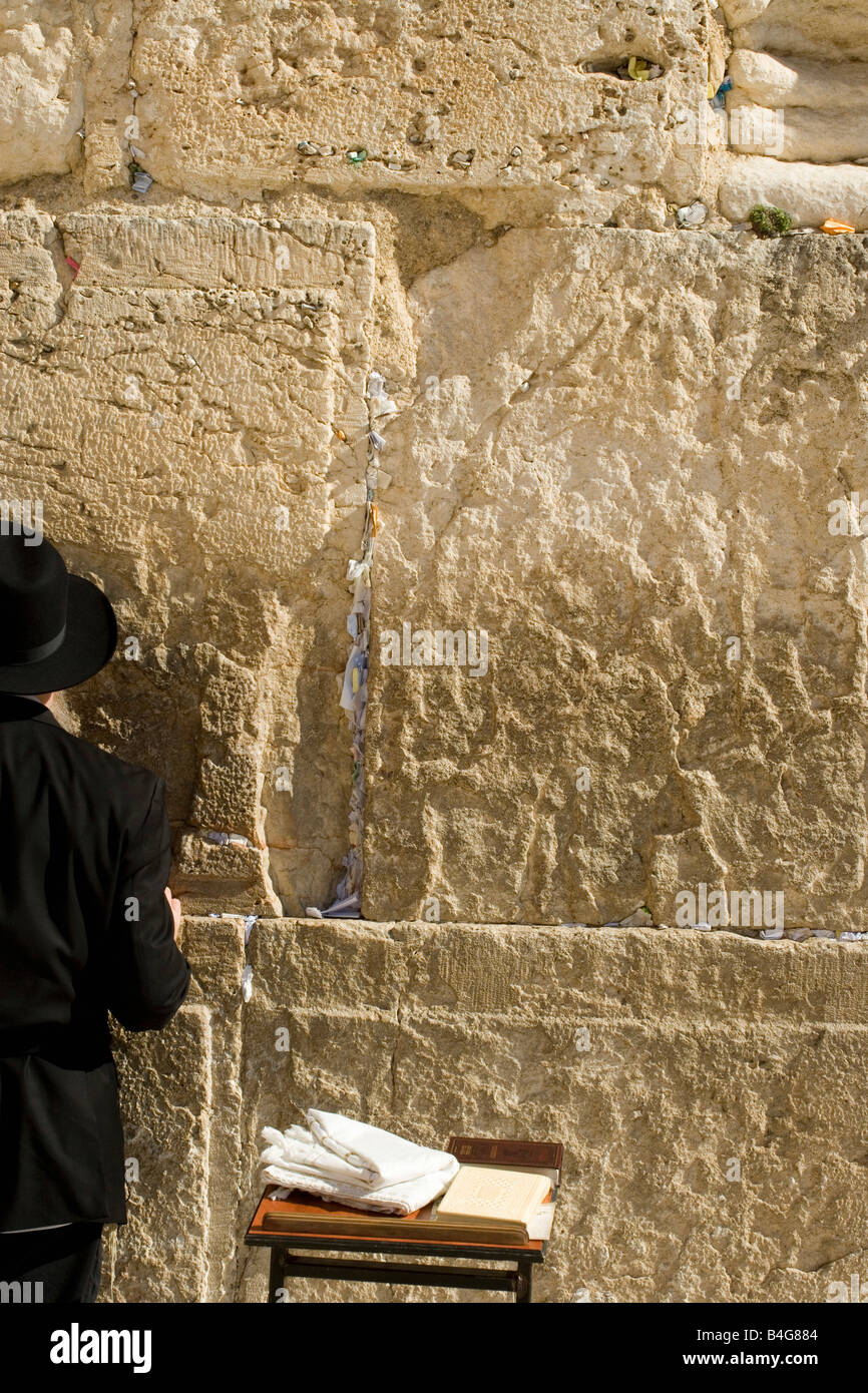 Ein Mann, der betet an der Klagemauer Stockfoto