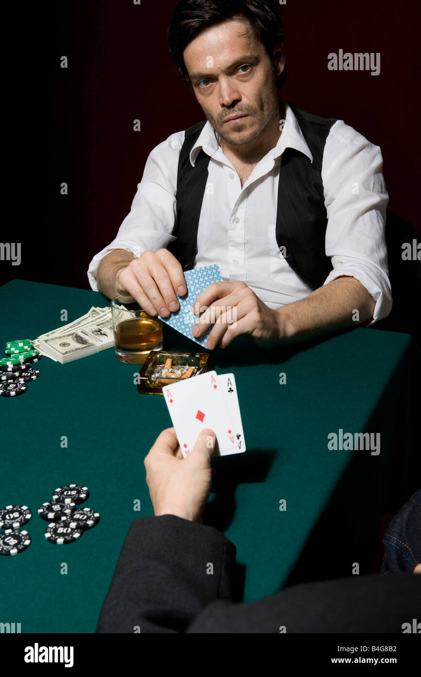 Zwei Männer spielen Poker an einem high-Stakes-Spiel Stockfoto