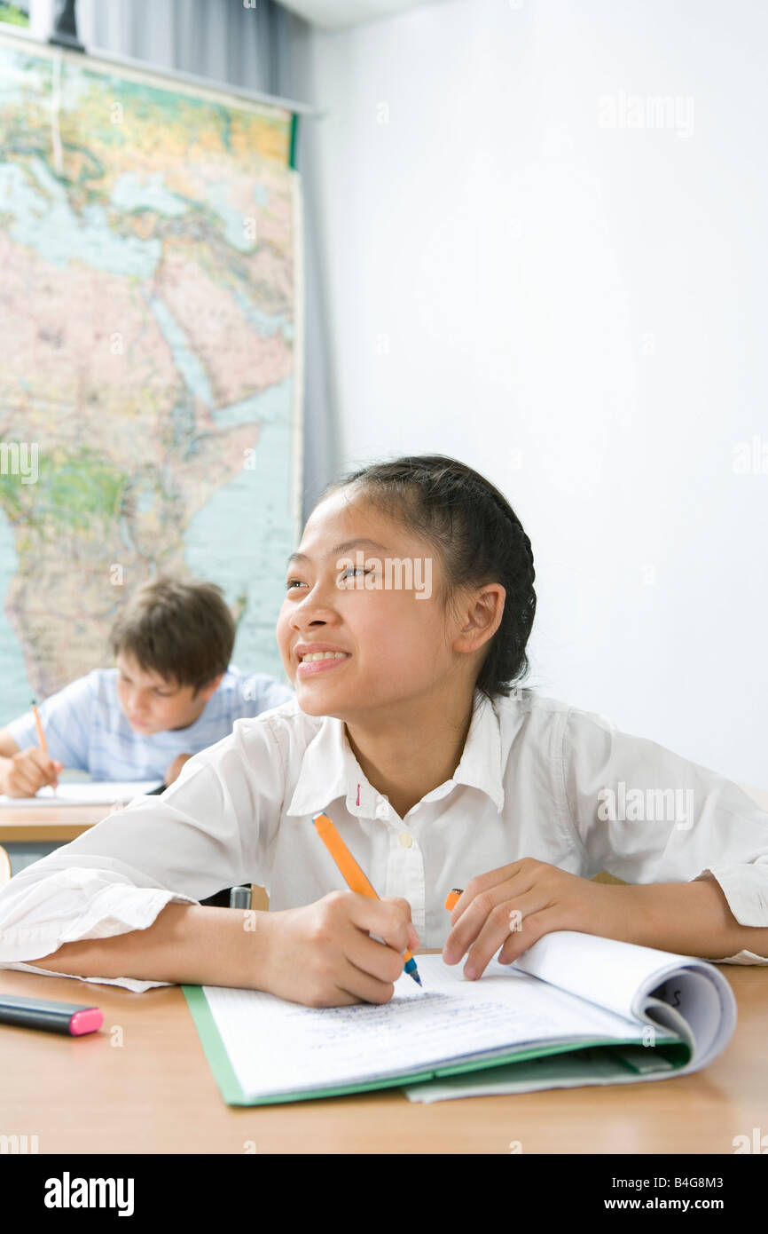 Ein 10-13 Mädchen studieren in einem Klassenzimmer Stockfoto