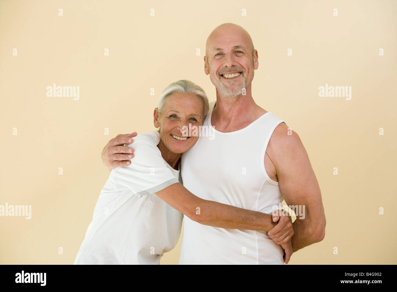 Eine ältere Frau und reifer Mann umarmt Stockfoto