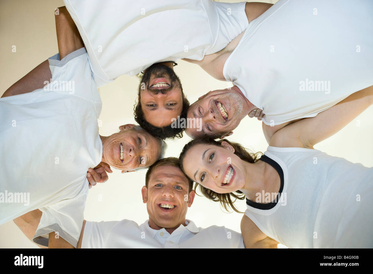 Eine Gruppe von Leuten mit ihre Arme umeinander, direkt unten Stockfoto
