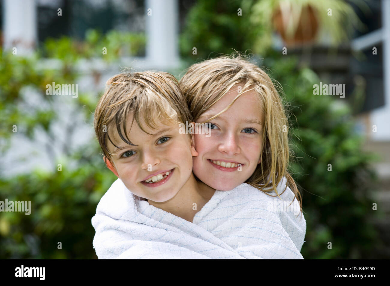 Bruder und Schwester in ein Handtuch gewickelt Stockfoto