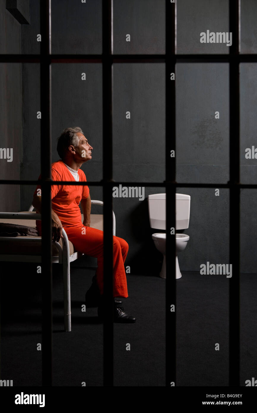Ein Gefangener in seiner Gefängniszelle sitzen Stockfoto