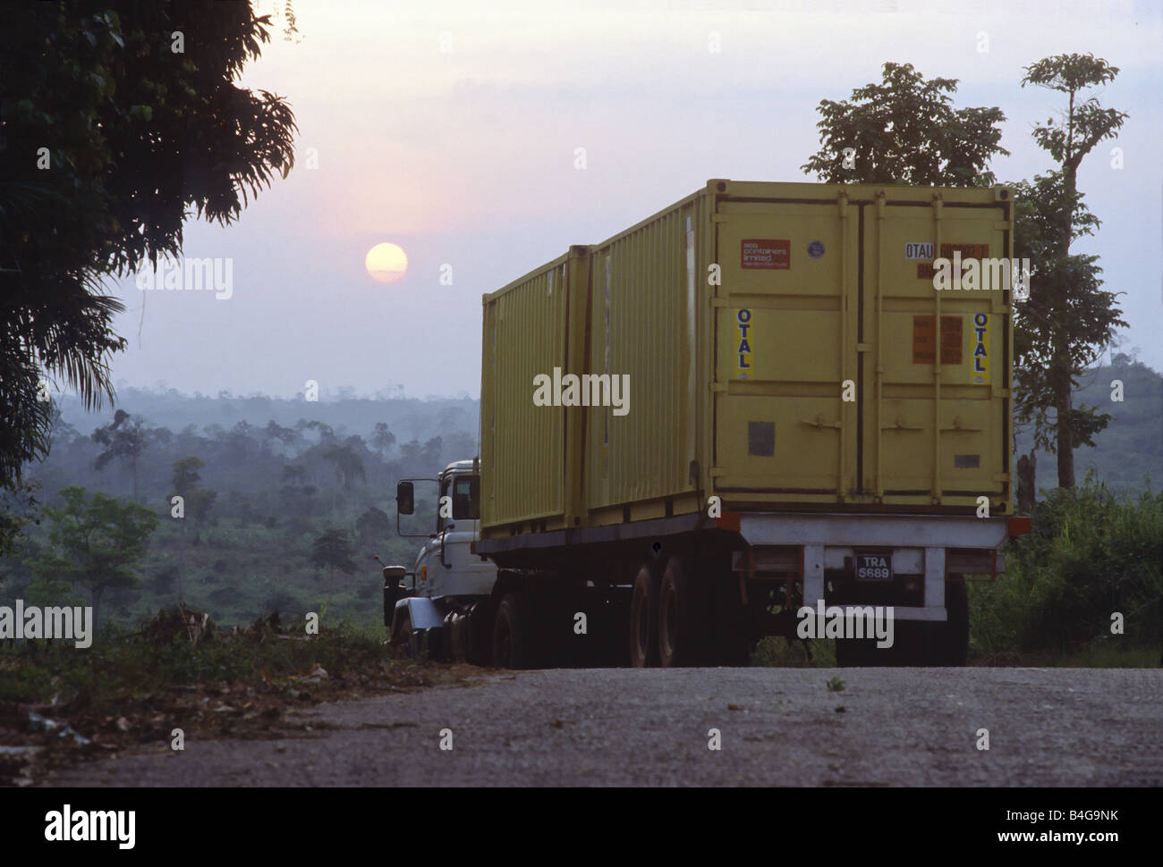 Container Transporte im Hinterland von Ghana, Westafrika. Stockfoto