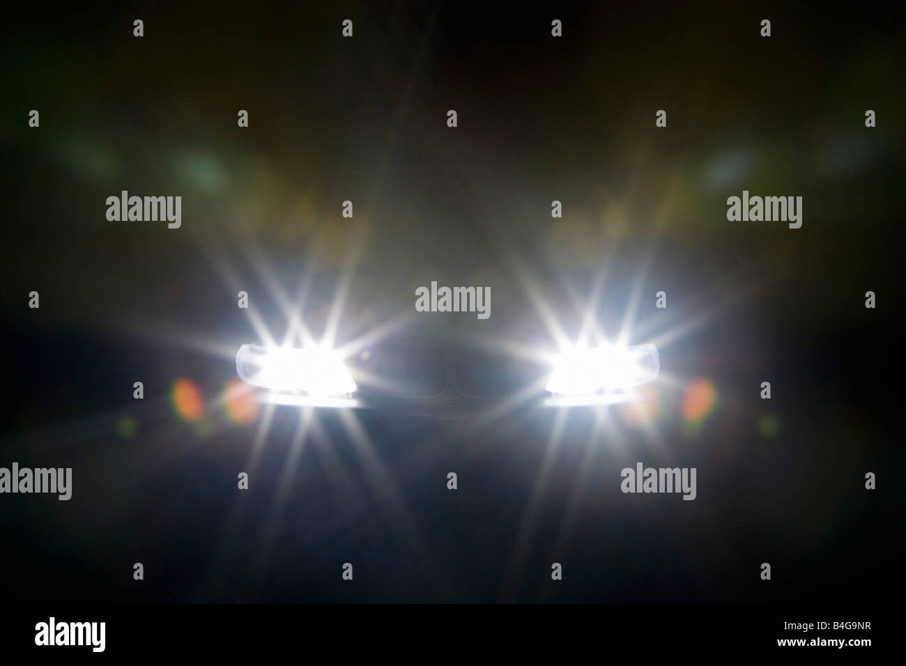 Eine Autoscheinwerfer, die nachts beleuchtet Stockfoto