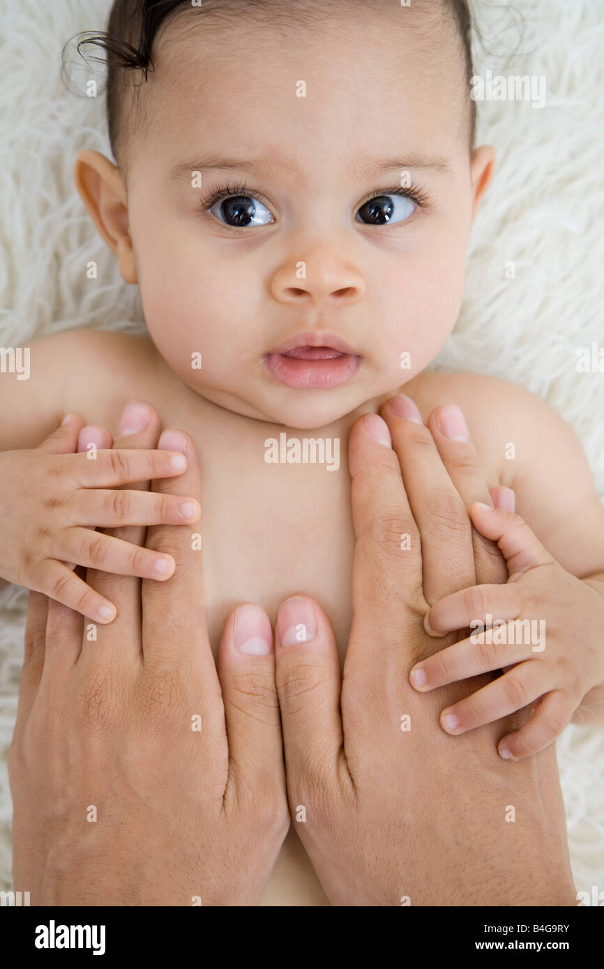 menschliche Hände beruhigend ein baby Stockfoto