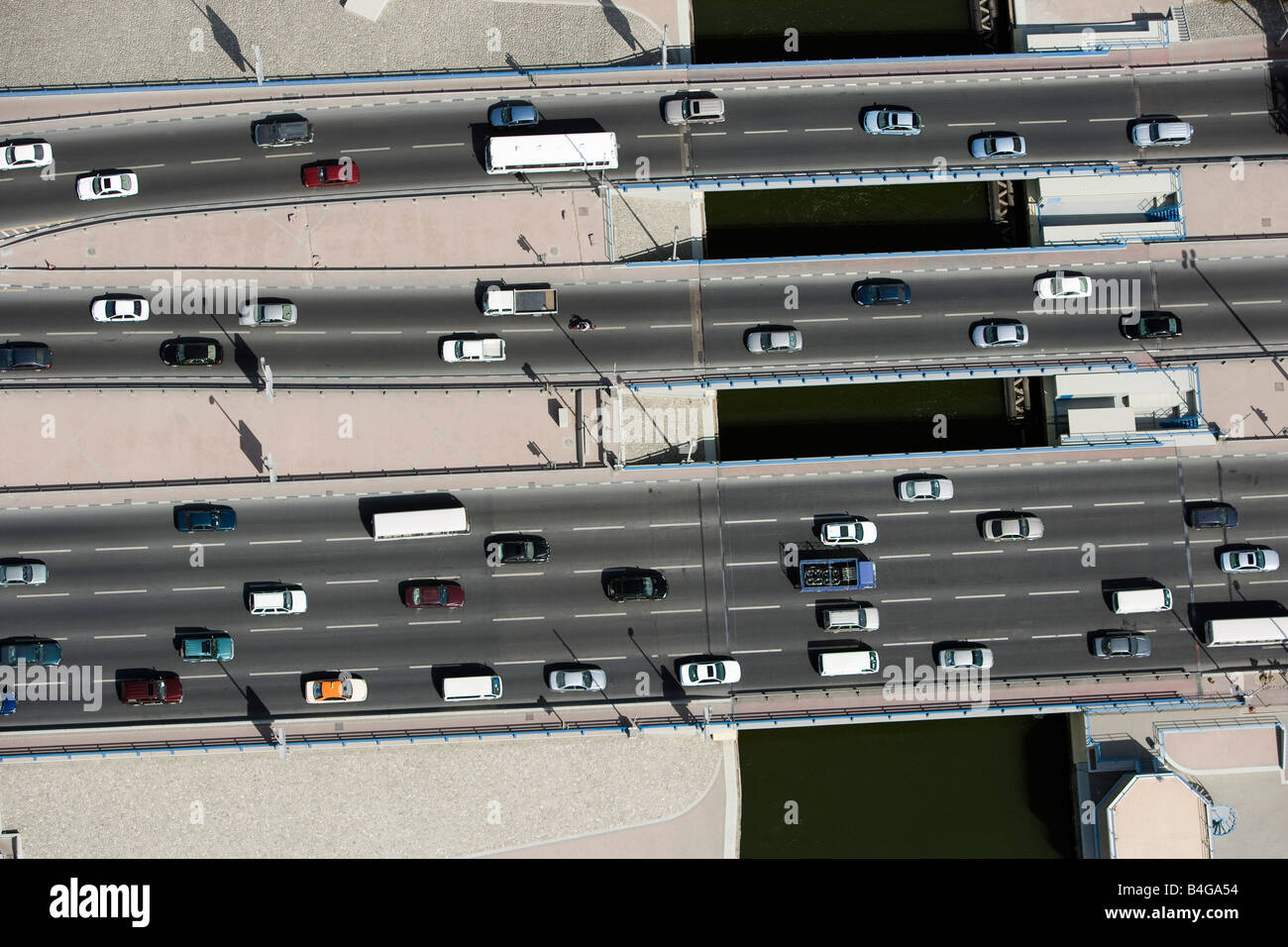 Luftaufnahme der Fahrzeuge fahren entlang einer Autobahn Stockfoto