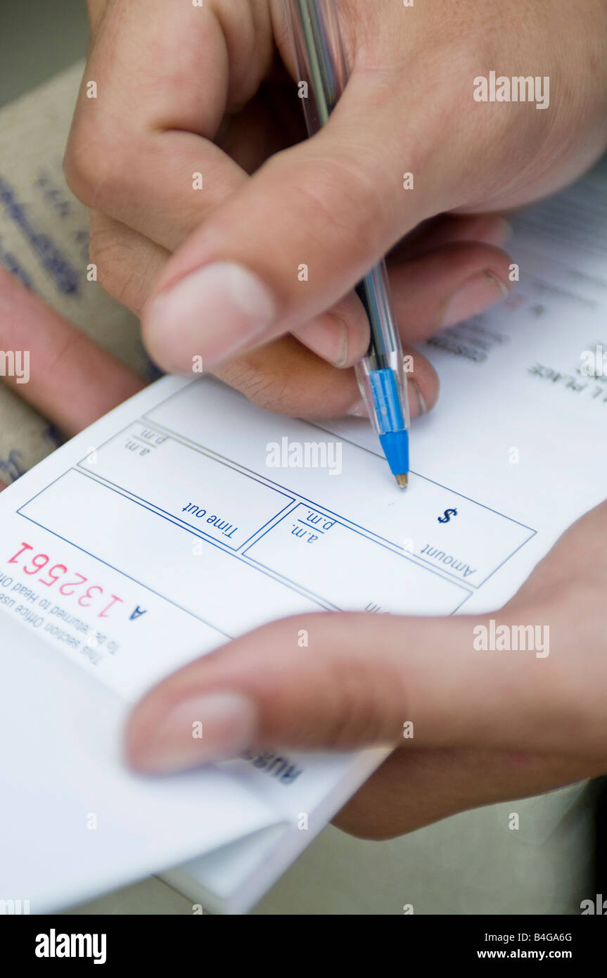 Hände, Ausfüllen eines Formulars Stockfoto