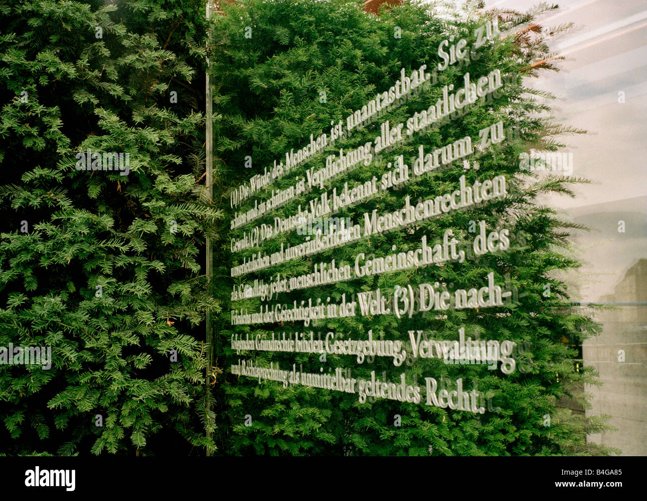 Das deutsche Grundgesetz geschrieben auf Glas, Berlin Stockfoto