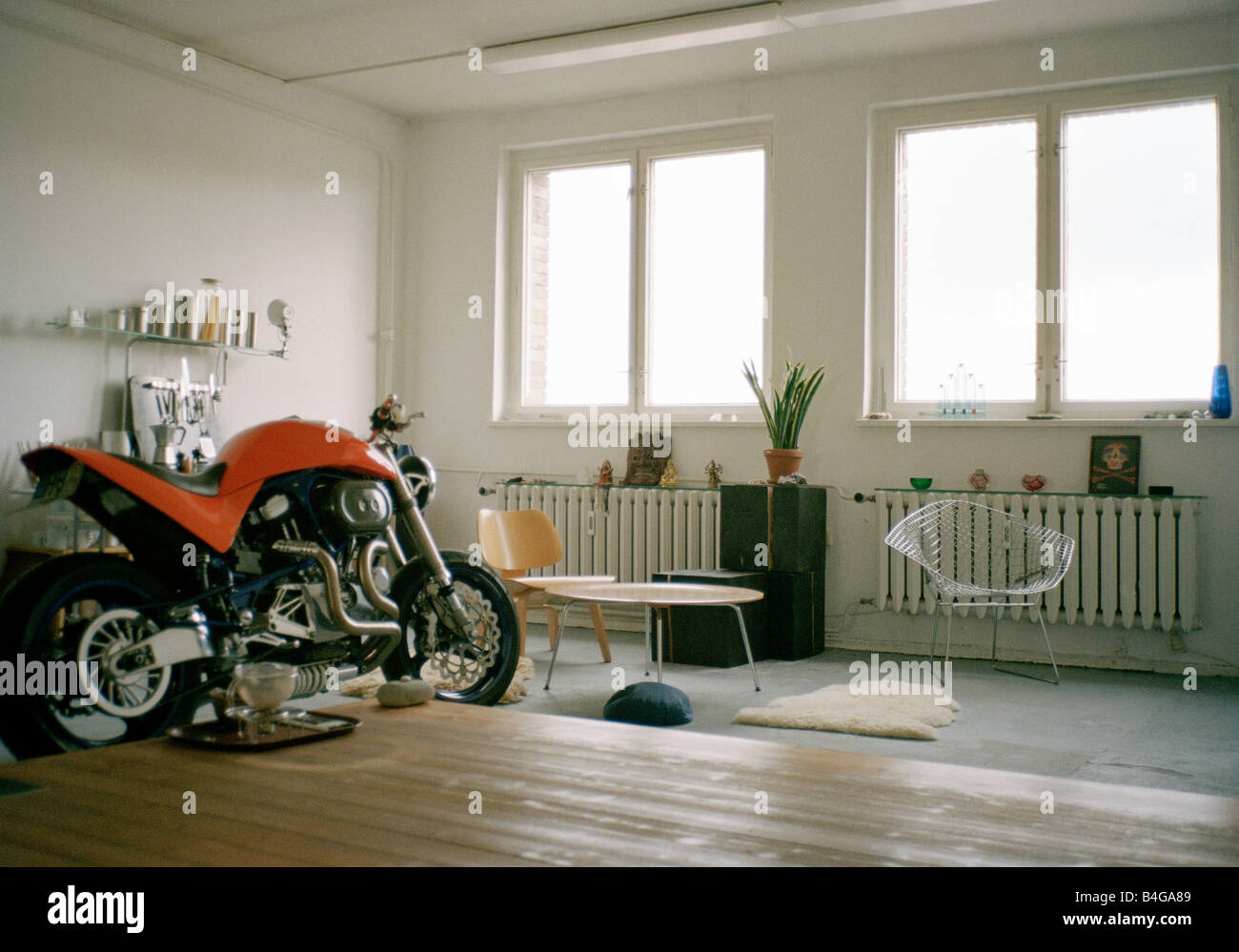 Ein Motorrad innerhalb einer Wohnung Stockfoto