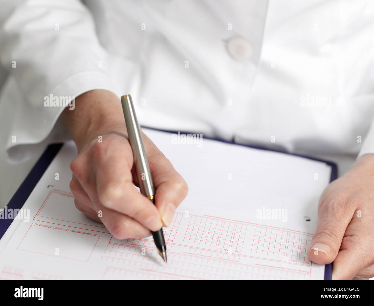 Menschliche Hände, eine Überweisung ausfüllen Rutschen für einen Arzt Stockfoto