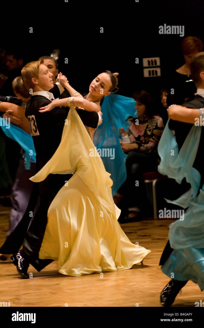 Junge Tänzerinnen und Tänzer im Ballroom dance Wettbewerb "Nevsky Cup 2008" in Sankt-Petersburg, Russland. Stockfoto