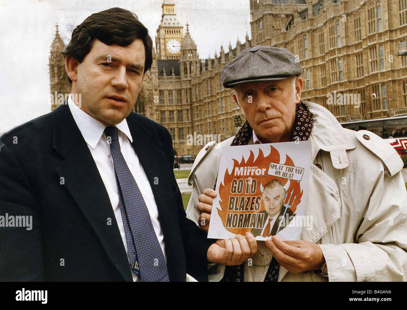 Richard Wilson, Victor Meldrew in der BBC-Sit-Com spielt, ist mit Schatten Schatzkanzler Gordon Brown in Westminster zu der Kampagne vom Sunday Mirror eingerichtet um über Norman Lamonts Mehrwertsteuer Klaps auf Heizung protestieren abgebildet. Stockfoto