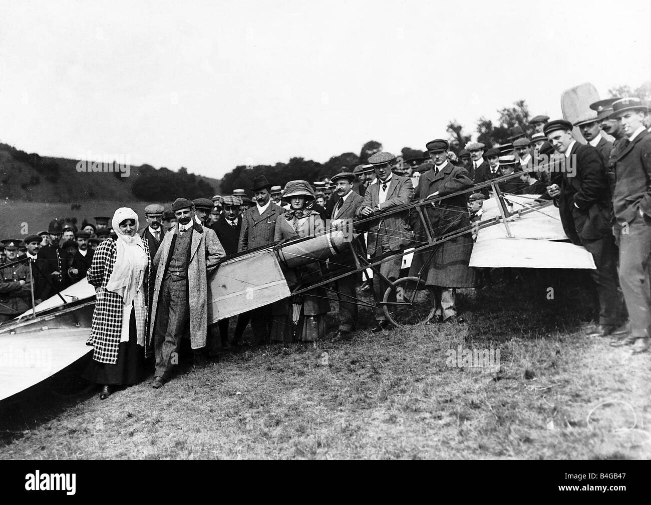 Am 25. Juli 1909 machte Louis Bleriot die erste Durchquerung des Ärmelkanals er hier mit seiner Frau auf Dover Castle Felsen gesehen, nachdem er den unvergesslichen Flug gemacht, der vierzig Minuten dauerte Stockfoto